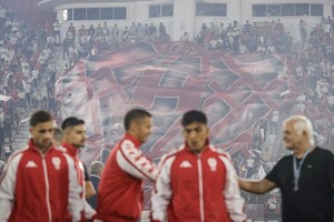 Tras la muerte, días pasados de Casar Luis Menotti, la dirigencia del Huracán -junto a la Liga – rendirán homenaje al ex DT del seleccionado Argentino y pieza cable en el armado del equipo campeón del Metropolitano del 73’.