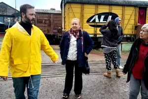 El intendente Azcué recorrió la zona del Puerto, ya inundada.