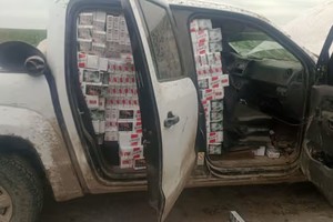 Todo comenzó cuando policías de la Unidad Regional XIX Vera apostados en un puesto caminero detuvieron la marcha de un VW Gol ya que “notaron que venía en un actitud rara”.