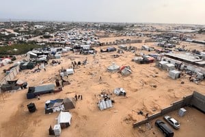Palestinos desplazados se disponen a evacuar un campamento de tiendas de campaña tras una operación de las fuerzas israelíes en Rafah oriental. Crédito: REUTERS.