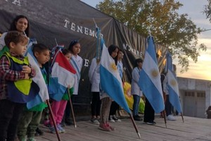 Abanderados y escoltas de las instituciones educativas de la localidad, dijeron presente.
Foto: Gentileza