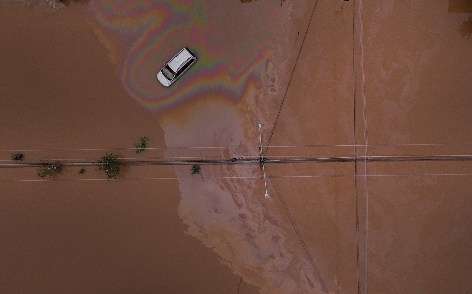 Una vista de drones muestra un automóvil en una calle inundada en Eldorado do Sul, estado de Rio Grande do Sul, Brasil.