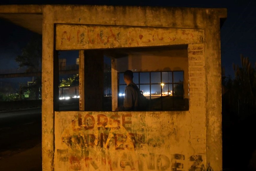 Esperar el colectivo en la ruta, solo con las luces de los vehículos que pasan. Foto: Manuel Fabatía