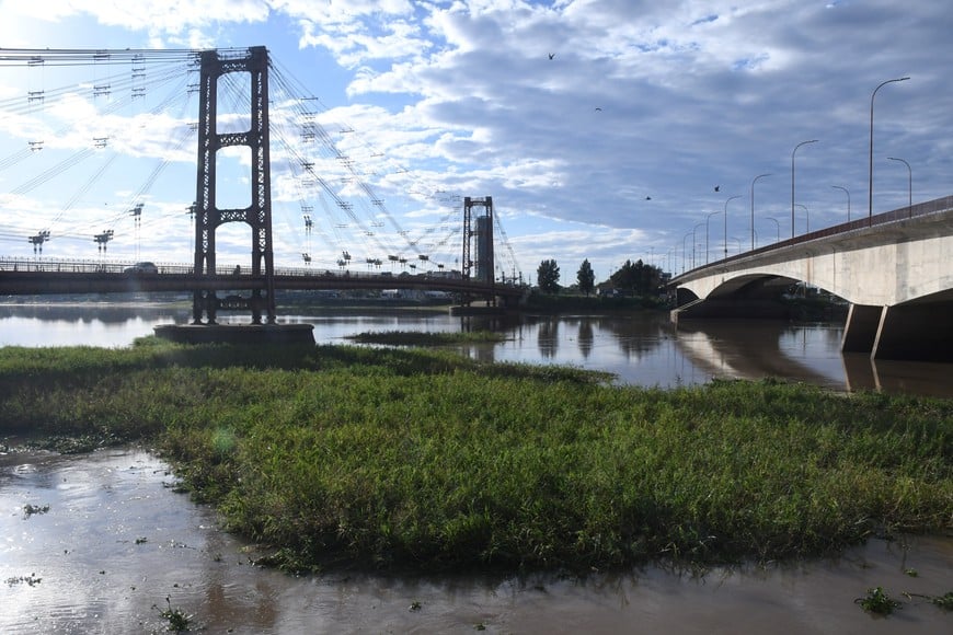 Rumbo aguas abajo. La crecida del río y fuerte viento sur del miércoles trajo nuevos embalsados y desprendieron a los viejos de los pilotes de la Setúbal. El nivel en Santa Fe creció casi dos metros en el último mes. Por ahora la vegetación logró esquivar al Puente Colgante y el viaducto Oroño.
