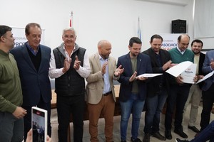 Del acto que se realizó este sábado en Reconquista participaron el ministro de Gobierno, Fabián Bastia; el ministro de Trabajo, Roald Báscolo; el senador del Departamento General Obligado, Orfilio Marcón; los intendentes de Avellaneda, Gonzalo Braidot, y de Villa Ocampo, Cristian Fabricio Marega; al igual que los presidentes comunales de Guadalupe Norte, Héctor Zat, y de La Sarita, Gerardo Castillo.  Gentileza Prensa Gobierno de Santa Fe