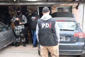A los imputados se les secuestraron cocaína y marihuana, 1.038.190 pesos, balanzas de precisión y otros elementos vinculados al fraccionamiento de drogas.