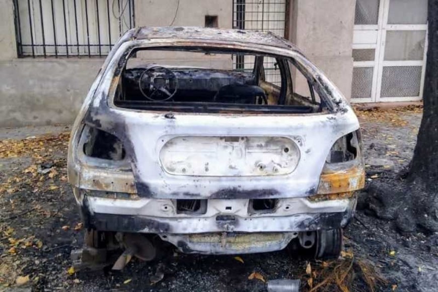 Incendiaron tres autos y dejaron notas amenazantes.