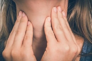 La hidratación y el descanso foniátrico son recomendaciones para cuidar las cuerdas vocales.