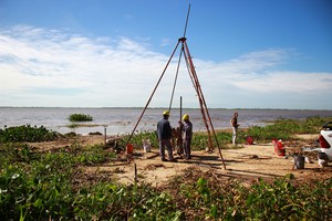 En marzo de 2021, empezaron los trabajos tendientes a pasar por los caños debajo de la laguna Setúbal para llevar gas a la costa santafesina.
