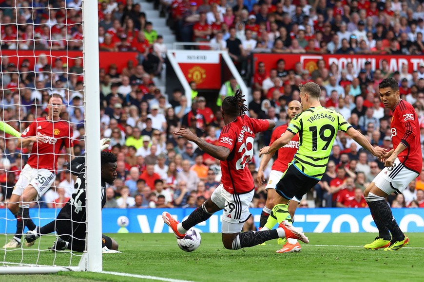 Soccer Football - Premier League - Manchester United v Arsenal - Old Trafford, Manchester, Britain - May 12, 2024
Arsenal's Leandro Trossard scores their first goal REUTERS/Carl Recine EDITORIAL USE ONLY. NO USE WITH UNAUTHORIZED AUDIO, VIDEO, DATA, FIXTURE LISTS, CLUB/LEAGUE LOGOS OR 'LIVE' SERVICES. ONLINE IN-MATCH USE LIMITED TO 120 IMAGES, NO VIDEO EMULATION. NO USE IN BETTING, GAMES OR SINGLE CLUB/LEAGUE/PLAYER PUBLICATIONS. PLEASE CONTACT YOUR ACCOUNT REPRESENTATIVE FOR FURTHER DETAILS..