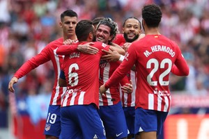 Todos con Rodrigo. Los compañeros del Atlético Madrid abrazan a De Paul después de convertir un golazo para el triunfo sobre el Celta. Crédito: Isabel Infantes/Reuters
