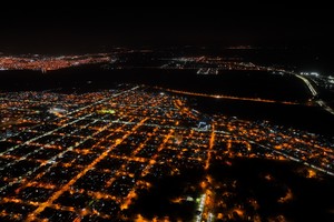El registro aéreo desde el drone de El Litoral muestra enormes “manchones” negros de oscuridad. Las luces blancas son led; las anaranjadas, las viejas luminarias de sodio. Crédito: Fernando Nicola