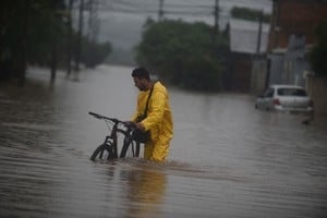 Volvió la lluvia a Porto Alegre y complica la situación de evacuados. Foto: Xinhua.