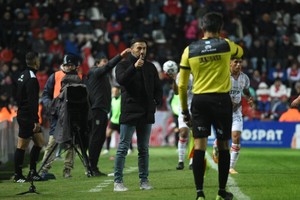 Pulgar arriba para el debut del equipo del "Kily" González en la Liga Profesional. Crédito: Manuel Fabatía