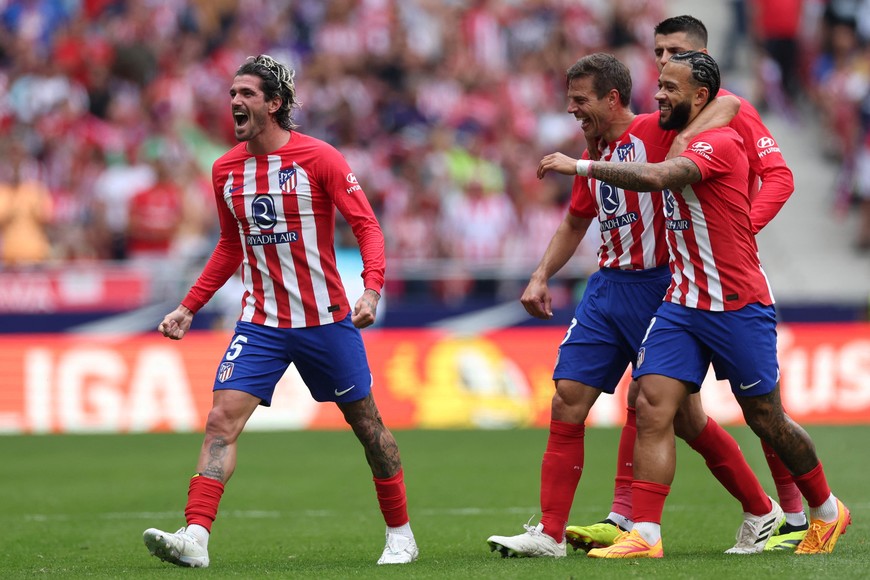 Soccer Football - LaLiga - Atletico Madrid v Celta Vigo - Metropolitano, Madrid, Spain - May 12, 2024
Atletico Madrid's Rodrigo De Paul celebrates scoring their first goal with Cesar Azpilicueta, Memphis Depay and Alvaro Morata REUTERS/Isabel Infantes