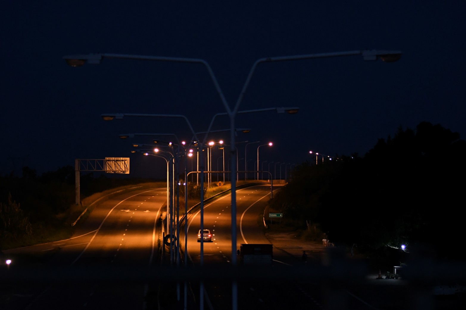 En algunos sectores hay luz. En el inicio del puente sobre el río Colastiné hay iluminación solo del lado sur. 