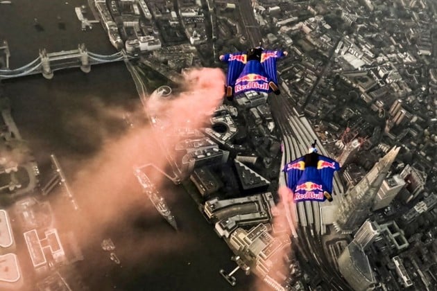 Video: dos paracaidistas saltaron desde más de 900 metros y pasaron por medio del Tower Bridge