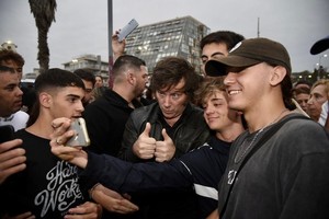 Parece que en nuestro país son los jóvenes y principalmente los más jóvenes quienes más se aferran a las propuestas del presidente Javier Milei. Quizás ellos "la estén viendo".