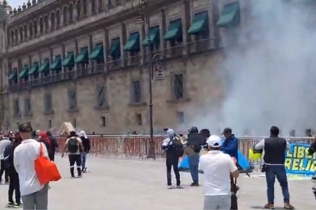 Video: tiraron petardos contra el Palacio Nacional de México