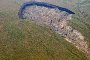 El cráter de Batagaika, en realidad una depresión termokárstica en una región montañosa, es consecuencia del aumento de las temperaturas debido al cambio climático.