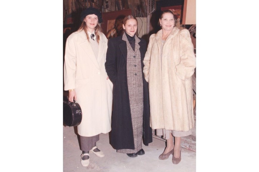 Muestra de Calanchini en el Puerto de Santa Fe: Flavia Fornari junto a su hermana Valeria y su madre Dedy Fornari: tapados largos para mitigar el frío de la noche.