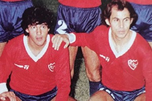 El fútbol en una foto. Jorge Burruchaga y Ricardo Bochini cuando Burru era muy joven y compartía equipo con el Bocha en Independiente. Gentileza