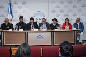 Los participantes del encuentro "Diálogo global para fomentar la tolerancia, la paz y el respeto a la libertad de religiones y creencias" organizado el martes 7 de mayo del 2024 en el Senado.