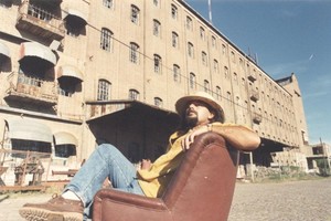 Artista plástico Ricardo Calanchini posando frente al Molino Marconetti, en el que realizó una recordada muestra retrospectiva en mayo de 1996.