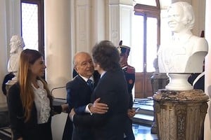 Javier Milei presentó el busto de Carlos Menem. 