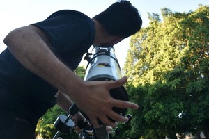 En ese sitio se instalarán tres telescopios portátiles desde los que se podrá observar en el majestuoso cielo, la Luna en cuarto creciente, Marte y otros objetos estelares, conjuntos de gases y polvos interestelares donde se forman estrellas y apreciarse figuras de unos varios millones de años de vida que habitan la inmensidad celestial.
