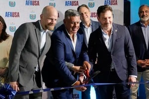 El presidente de la AFA, Claudio "Chiqui" Tapia (centro); el secretario general de la FIFA Mattias Grafstrom (izquierda); y el presidente de la CONMEBOL Alejandro Domínguez (derecha) en la inauguración de la sede de la AFA en Miami, el jueves 7 de diciembre de 2023. AP