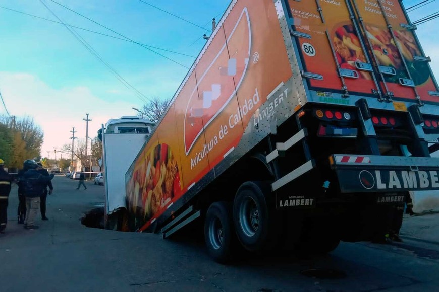 Trabajo de bomberos y servicios de emergencia en el lugar. Crédito: @barrionuevofern