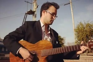 Diego Torres, un virtuoso de las cuerdas que ama la música nacional.