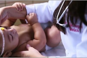 Medir la cabeza del recién nacido y del bebé hasta los dos años es tarea fácil y necesaria pero requiere técnica, entrenamiento y responsabilidad, y las diestras manos de una enfermera práctica en pediatría.