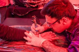 Entre los tatuadores que formarán parte del evento son: Alexis Quintana, Jonatan Centurión, Belén Mohamed, Aylén Encina, Roque Fernández, Alejandro Balbuena, Alexis Jesús Denis Tomás, Eduardo Dalman, Gabriel Capeli, Alan Domínguez, Sabrina Etchecopar, Nataly Muñoz (piercing).