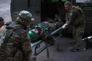 Frente de batalla en Ucrania. Militares ucranianos trasladan a un compañero herido durante el enfrentamiento con los rusos. Las tropas del Kremlin han experimentado un importante avance en la zona neurálgica de Járkov.