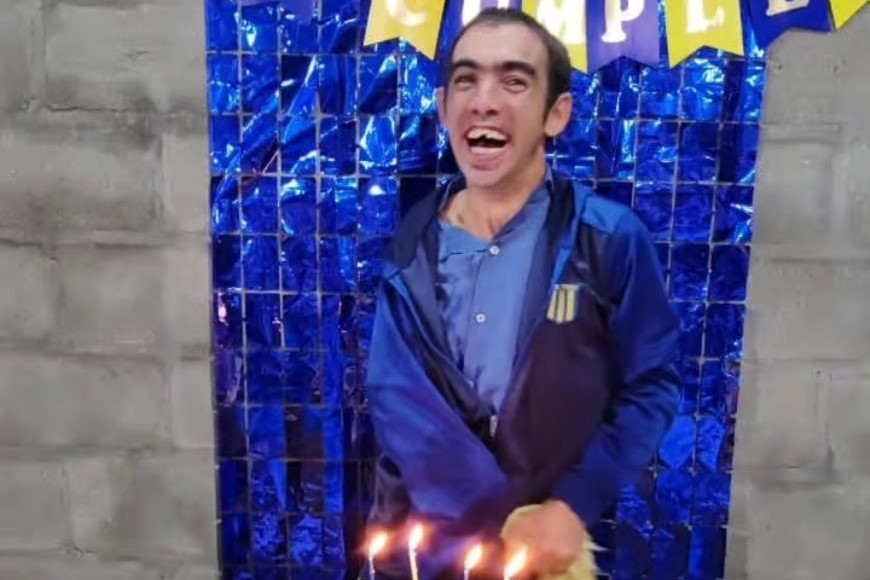 Colchón nuevo, sábanas, acolchado, perfume y hasta un microondas, fueron algunos de los regalos que toda la gente juntó para, además de agasajar, ayudar a Carlitos que muchas veces pasó necesidades y que siempre que lo necesitó, encontró gente dispuesta a devolverle un poco de todo el amor que él les brindó.