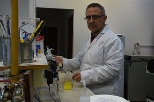 García Effron en el Laboratorio de Micología y Diagnóstico Molecular de la Facultad de Bioquímica, en Ciudad Universitaria. Crédito: Luis Cetraro