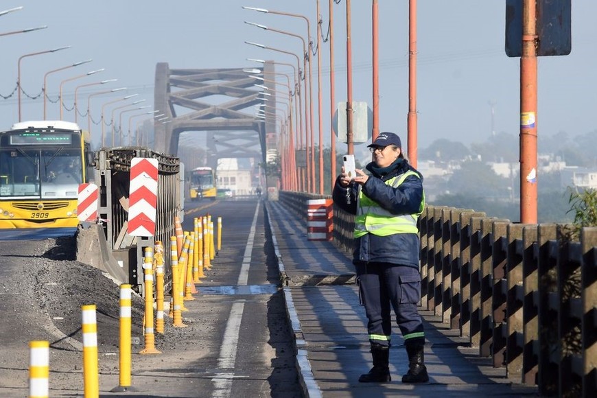 Una vez elevada la estructura del puente, se retirará el Bailey y se reconstruirá la junta “Thormack” dañada donde se habían colocados los chapones metálicos. Foto: Guillermo Di Salvatore