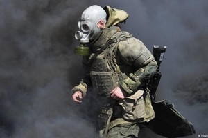 Un militar se prepara para cualquier rigor y riesgo en combate, en un campo de entrenamiento ruso no identificado. Reuters