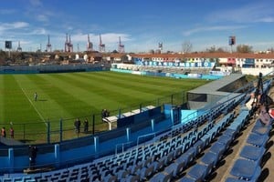 La cancha de San Telmo. "Un 24 de noviembre de 1929 se jugó el primer partido oficial en nuestro actual Estadio ubicado en Las Heras y Vieytes del Barrio Isla Maciel, Partido de Avellaneda. Hoy, nuestro Club sigue jugando sus partidos oficiales de AFA en dicho estadio.