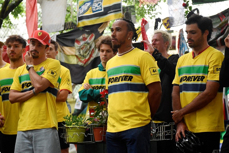 Formula One F1 - Emilia Romagna Grand Prix - Autodromo Enzo e Dino Ferrari, Imola, Italy - May 16, 2024 
Ferrari's Charles Leclerc, Ferrari's Carlos Sainz Jr. and Mercedes' Lewis Hamilton pay tributes to Ayrton Senna following his death over 30 years ago REUTERS/Massimo Pinca