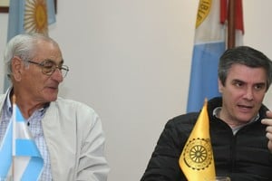 César Carman junto a Luis Puig, máximo dirigente del ACA en Santa Fe. Créditos: Manuel Fabatia