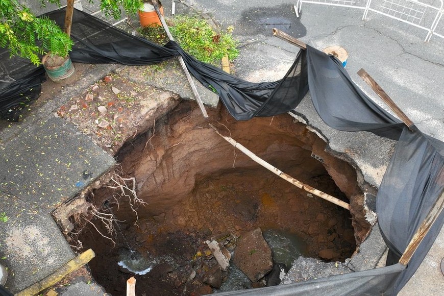 Desde Assa indicaron que están a la espera de que lleguen las tablestacas para contener el sector y así poder hacer una demolición controlada del resto de la calzada. Foto: Fernando Nicola