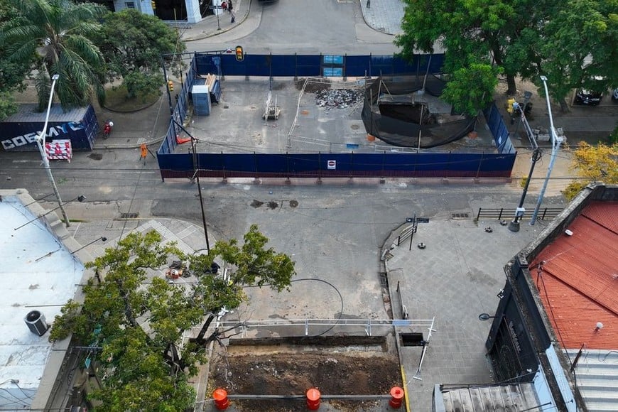 En bulevar y 9 de Julio quedó todo preparado para comenzar a reparar el socavón. Foto: Fernando Nicola