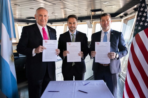 La firma del acta entre el embajador Stanley, Gonzalez Botto y el representante del Cuerpo de Ingenieros Adriel McConnell.