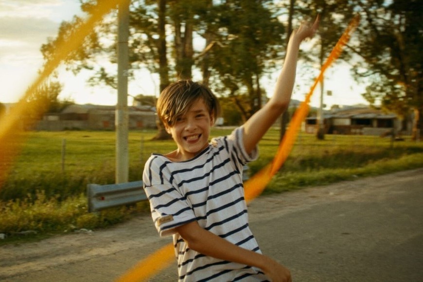 “El dance-off” (Nicolás Keller Sarmiento): el encuentro entre Ernesto, un niño que quere ser bailarín, y Ruby, la drag queen que le ayuda a lograr sus sueños. Foto: Gentileza Cine LGBT Santa Fe