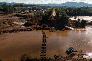 El agua comienza a bajar, mientras instalaron una pasarela provisoria en Lajeado.  Crédito: Agência RBS