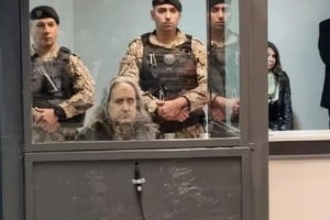 Roberto Carmona está encerrado en una cabina de vidrio durante el juicio.