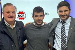 Leonel Chiarella (centro) junto a Felipe Michlig (izquierda) y Maximiliano Pullaro (derecha).